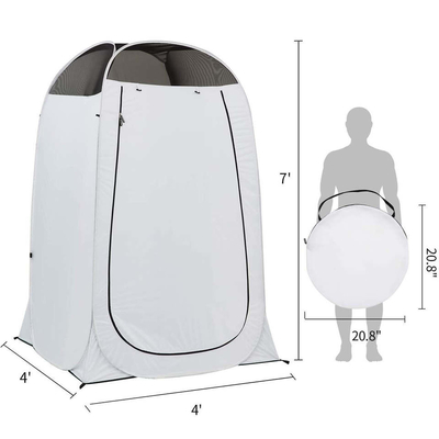 Namiot kempingowy na zewnątrz w toalecie